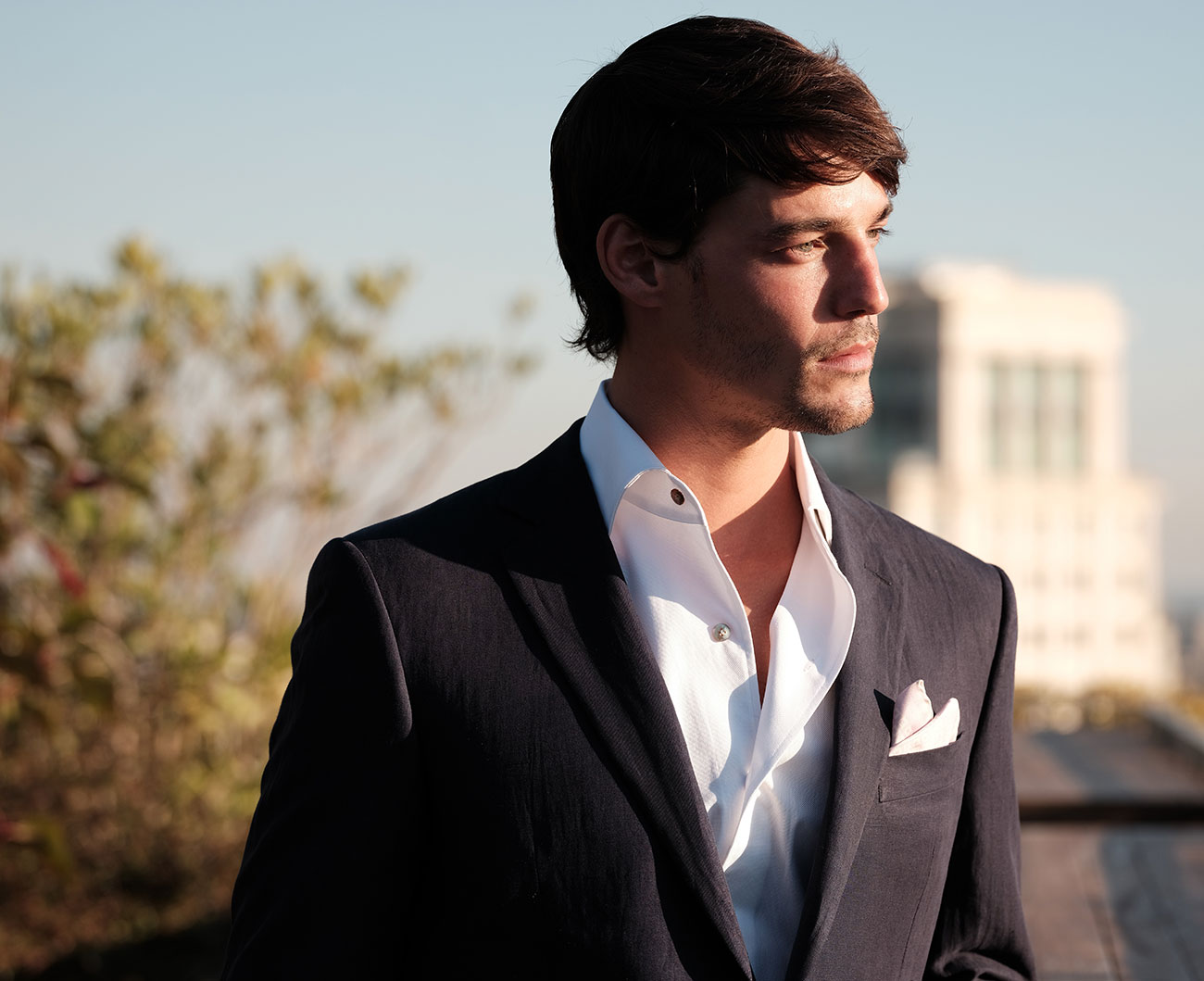 Descubre cómo elegir el traje de hombre para el look de invitado perfecto